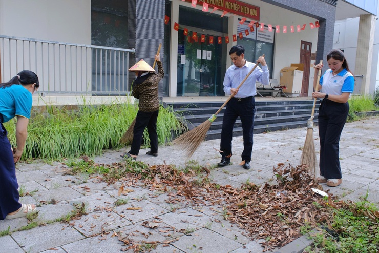 Phường Chương Mỹ ra quân hưởng ứng phong trào thi đua “Toàn dân chung tay bảo vệ môi trường, vì Thủ đô xanh - sạch - đẹp”- Ảnh 12.
