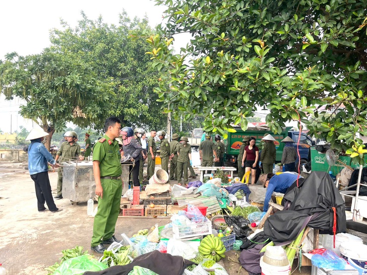 Phúc Lộc ra quân vệ sinh môi trường hưởng ứng phong trào thi đua "Toàn dân chung tay bảo vệ môi trường, vì Thủ đô xanh - sạch - đẹp"- Ảnh 16.
