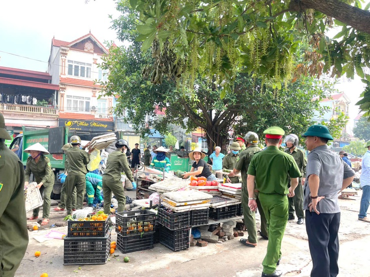 Phúc Lộc ra quân vệ sinh môi trường hưởng ứng phong trào thi đua "Toàn dân chung tay bảo vệ môi trường, vì Thủ đô xanh - sạch - đẹp"- Ảnh 18.