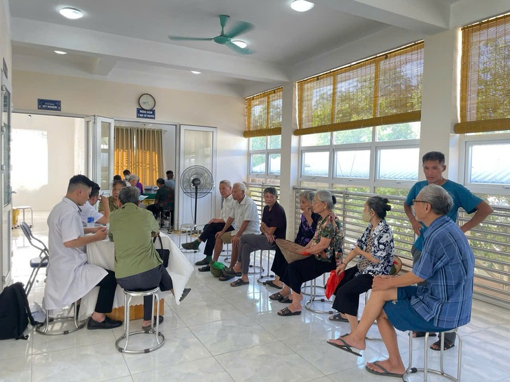 TRẠM Y TẾ XÃ DƯƠNG HÒA TỔ CHỨC HOẠT ĐỘNG SÀNG LỌC, ĐÁNH GIÁ NGUY CƠ, PHÁT HIỆN, CHẨN ĐOÁN ĐÁI THÁO ĐƯỜNG, TĂNG HUYẾT ÁP VÀ KHÁM MẮT CHO NGƯỜI DÂN TRÊN ĐỊA BÀN XÃ DƯƠNG HÒA NĂM 2026
- Ảnh 2.