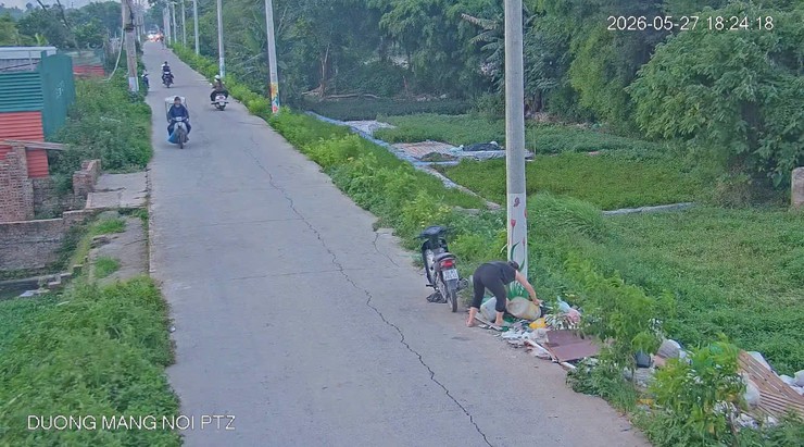 Công an xã Đại Thanh xử phạt hành chính 1,5 triệu đồng đối với hành vi đổ trộm rác thải- Ảnh 1.