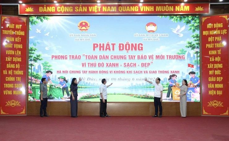Xã Mỹ Đức phát động ra quân hưởng ứng phong trào “ Toàn dân bảo vệ môi trường vì Thủ đô xanh - sạch - đẹp”- Ảnh 1.