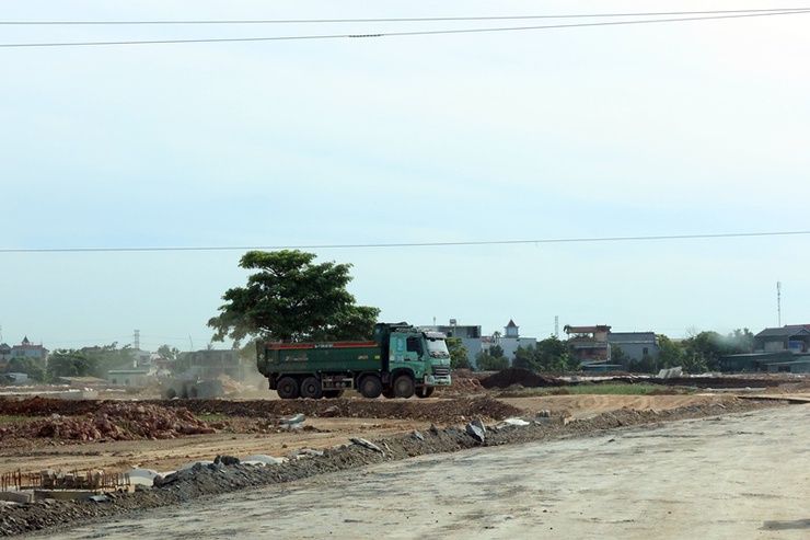 Đồng chí Chủ tịch UBND xã Xuân Mai Nguyễn Anh Đức kiểm tra tiến độ thực hiện Dự án tái định cư Đồng Chằm- Ảnh 1.