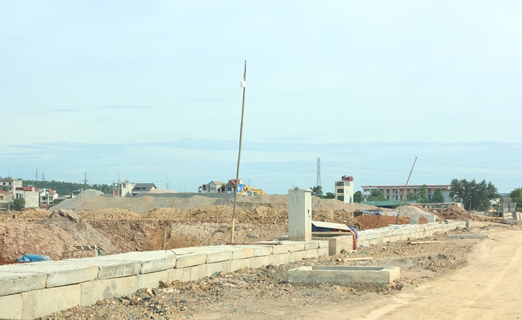Đồng chí Chủ tịch UBND xã Xuân Mai Nguyễn Anh Đức kiểm tra tiến độ thực hiện Dự án tái định cư Đồng Chằm- Ảnh 2.