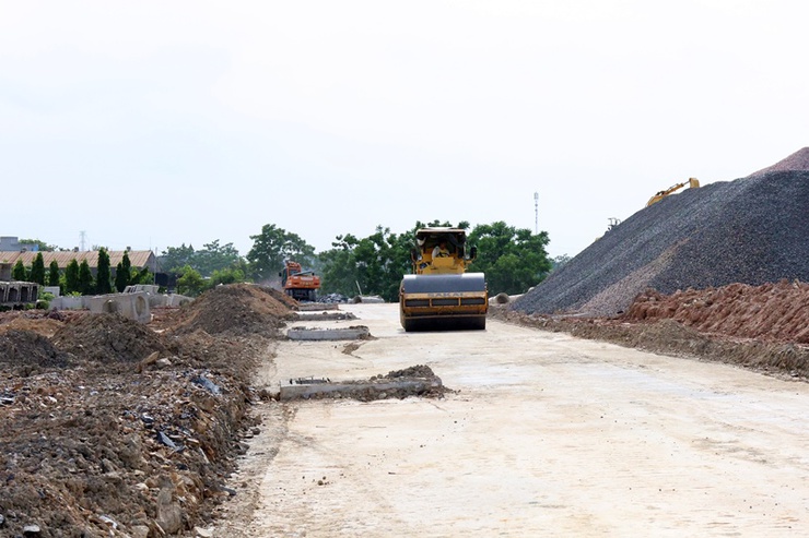 Đồng chí Chủ tịch UBND xã Xuân Mai Nguyễn Anh Đức kiểm tra tiến độ thực hiện Dự án tái định cư Đồng Chằm- Ảnh 3.
