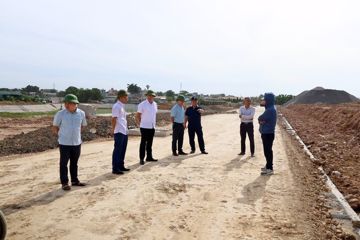 Đồng chí Chủ tịch UBND xã Xuân Mai Nguyễn Anh Đức kiểm tra tiến độ thực hiện Dự án tái định cư Đồng Chằm- Ảnh 4.