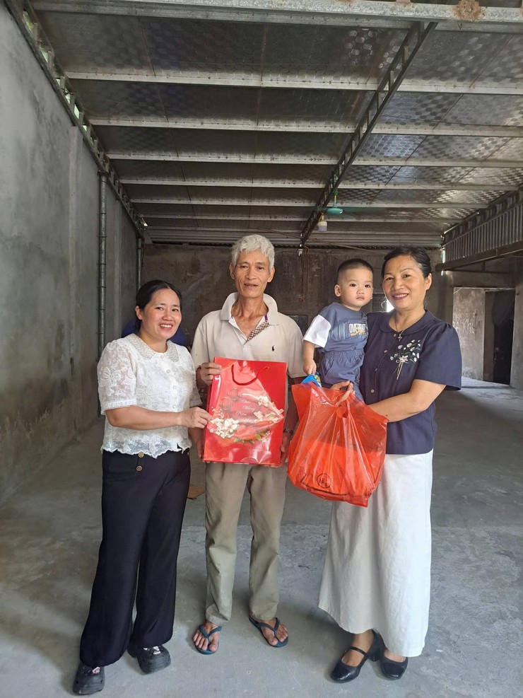 HỘI LIÊN HIỆP PHỤ NỮ XÃ HƯNG ĐẠO TỔ CHỨC CHƯƠNG TRÌNH TRAO TẶNG “MẸ ĐỠ ĐẦU” CHO TRẺ EM MỒ CÔI CÓ HOÀN CẢNH ĐẶC BIỆT KHÓ KHĂN- Ảnh 1.