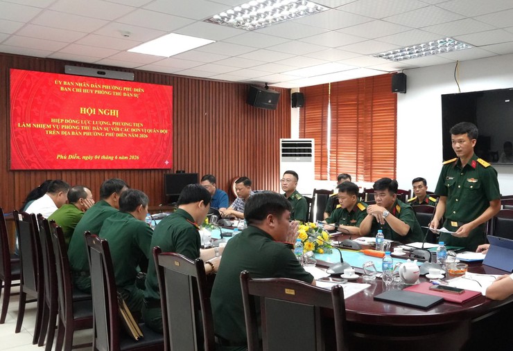 Hội nghị hiệp đồng lực lượng, phương tiện làm nhiệm vụ phòng thủ dân sự với các đơn vị quân đội trên địa bàn phường Phú Diễn năm 2026- Ảnh 1.