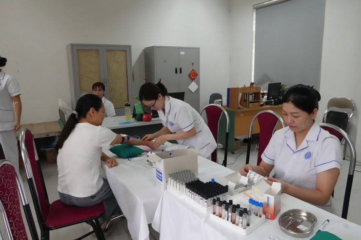 Phường Phú Diễn tổ chức khám sức khỏe định kỳ cho cán bộ, công chức, viên chức và người lao động- Ảnh 1.