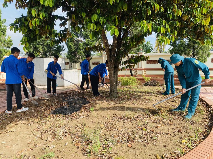 Xã Minh Châu ra quân hưởng ứng phong trào "Toàn dân chung tay bảo vệ môi trường – vì Thủ đô xanh - sạch – đẹp".- Ảnh 5.