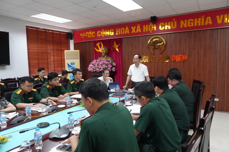 Hội nghị hiệp đồng lực lượng, phương tiện làm nhiệm vụ phòng thủ dân sự với các đơn vị quân đội trên địa bàn phường Phú Diễn năm 2026- Ảnh 2.