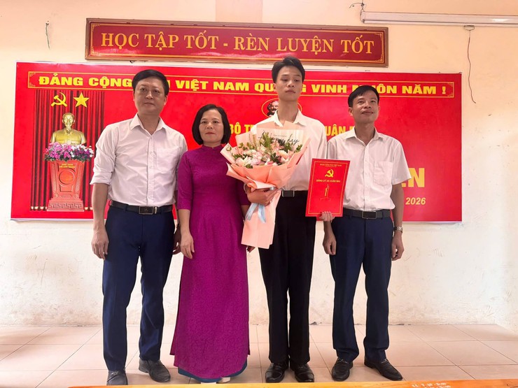 11 học sinh ưu tú của Trường THPT Xuân Mai vinh dự được kết nạp vào Đảng- Ảnh 4.