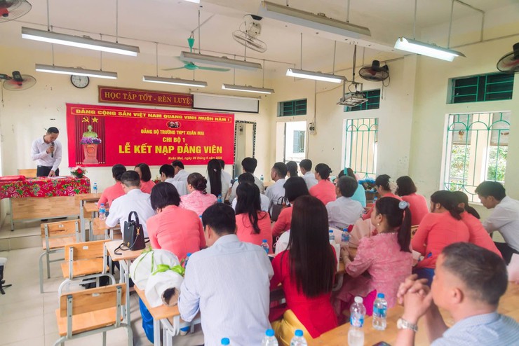 11 học sinh ưu tú của Trường THPT Xuân Mai vinh dự được kết nạp vào Đảng- Ảnh 1.