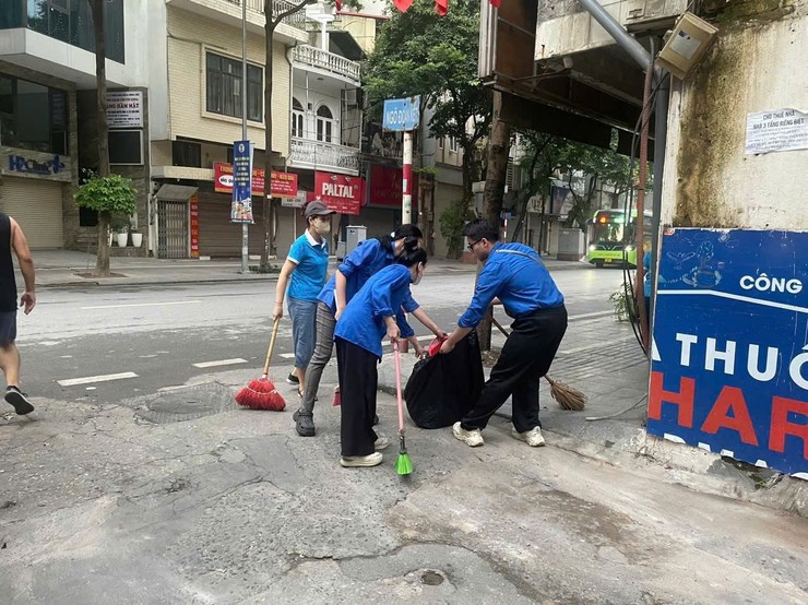 PHƯỜNG VĂN MIẾU - QUỐC TỬ GIÁM: ĐỒNG LOẠT RA QUÂN XÂY DỰNG MÔI TRƯỜNG XANH - SẠCH - ĐẸP- Ảnh 5.