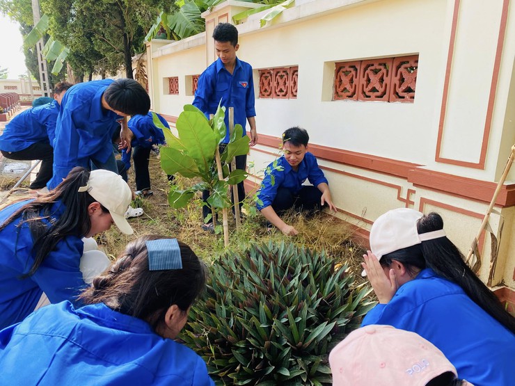 Xã Minh Châu ra quân hưởng ứng phong trào "Toàn dân chung tay bảo vệ môi trường – vì Thủ đô xanh - sạch – đẹp".- Ảnh 10.