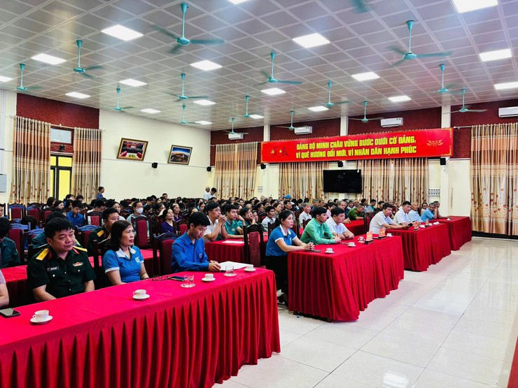 Xã Minh Châu ra quân hưởng ứng phong trào "Toàn dân chung tay bảo vệ môi trường – vì Thủ đô xanh - sạch – đẹp".- Ảnh 2.