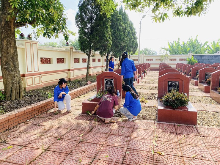 Xã Minh Châu ra quân hưởng ứng phong trào "Toàn dân chung tay bảo vệ môi trường – vì Thủ đô xanh - sạch – đẹp".- Ảnh 9.