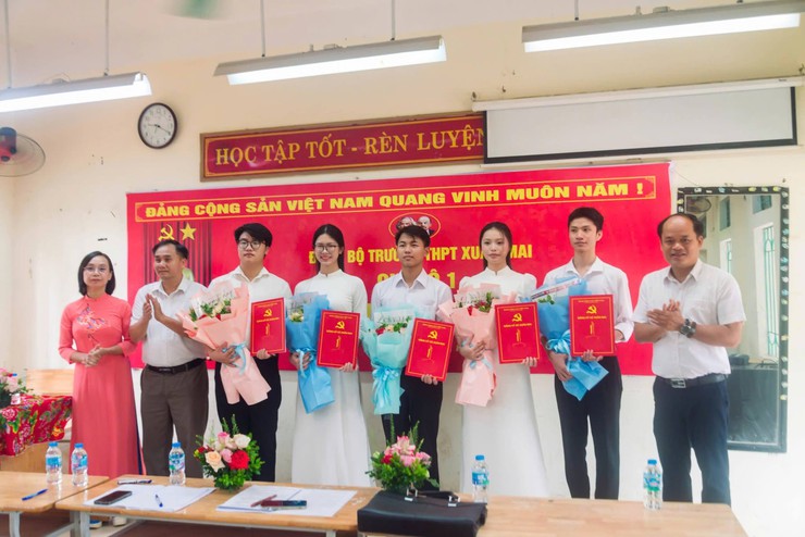 11 học sinh ưu tú của Trường THPT Xuân Mai vinh dự được kết nạp vào Đảng- Ảnh 2.