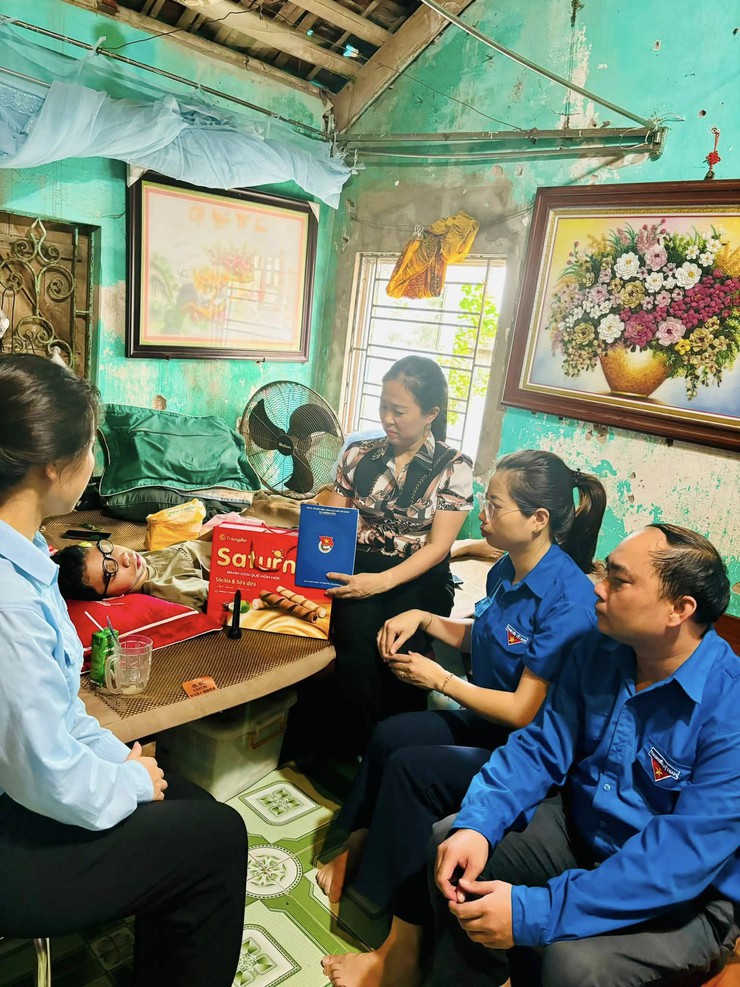 Đoàn thanh niên xã Thượng Phúc thăm tặng quà em Nguyễn Việt Hà có hoàn cảnh đặc biệt khó khăn- Ảnh 1.