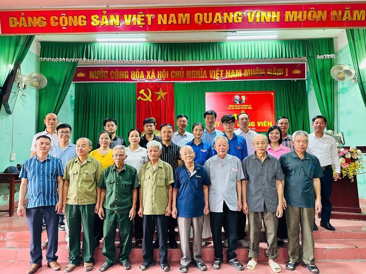 Chi bộ thôn Duyên Ứng kết nạp 2 đoàn viên ưu tú vào Đảng Cộng sản Việt Nam- Ảnh 2.