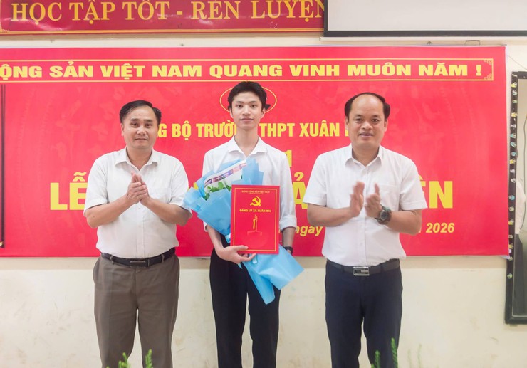 11 học sinh ưu tú của Trường THPT Xuân Mai vinh dự được kết nạp vào Đảng- Ảnh 3.
