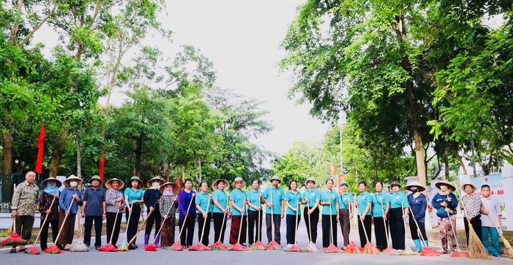 Xã Quang Minh ra quân hưởng ứng phong trào "Toàn dân chung tay bảo vệ môi trường vì Thủ đô xanh - sạch - đẹp"- Ảnh 6.
