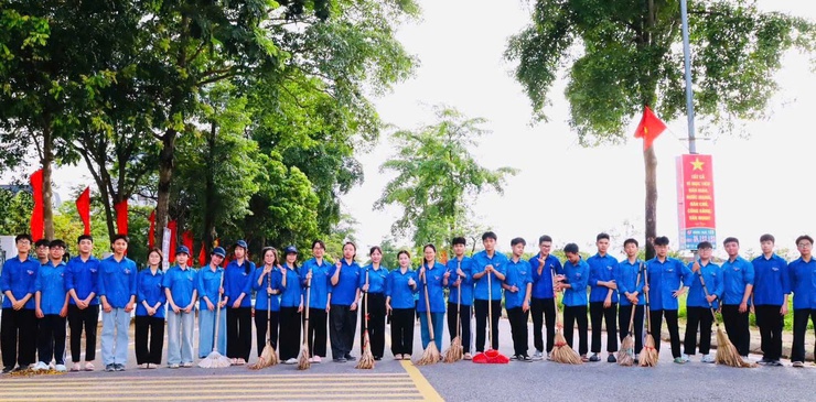 Xã Quang Minh ra quân hưởng ứng phong trào "Toàn dân chung tay bảo vệ môi trường vì Thủ đô xanh - sạch - đẹp"- Ảnh 7.