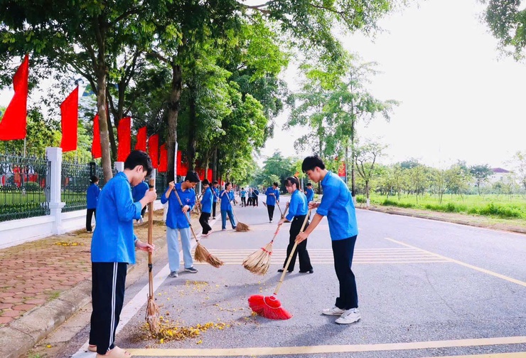 Xã Quang Minh ra quân hưởng ứng phong trào "Toàn dân chung tay bảo vệ môi trường vì Thủ đô xanh - sạch - đẹp"- Ảnh 5.
