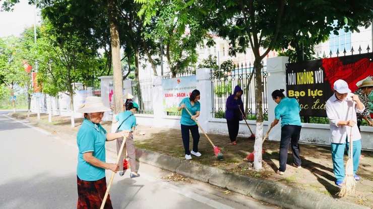 Xã Quang Minh ra quân hưởng ứng phong trào "Toàn dân chung tay bảo vệ môi trường vì Thủ đô xanh - sạch - đẹp"- Ảnh 4.