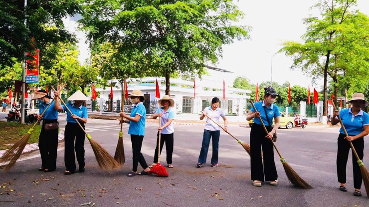 Xã Quang Minh ra quân hưởng ứng phong trào "Toàn dân chung tay bảo vệ môi trường vì Thủ đô xanh - sạch - đẹp"- Ảnh 2.