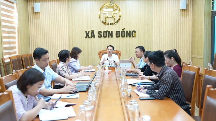 Đồng chí Cao Văn Tâm - Ủy viên BTV Đảng ủy, Phó Chủ tịch Thường trực UBND xã chủ trì họp tháo gỡ khó khăn, vướng mắc trong công tác cấp giấy chứng nhận quyền sử dụng đất trên địa bàn xã Sơn Đồng- Ảnh 1.