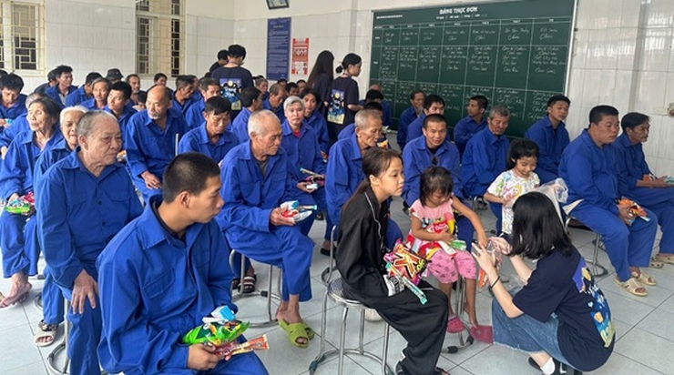 Nhóm học sinh trong Dự án Trang Hoa thăm, giao lưu và tặng quà đối tượng tại Trung tâm Công tác xã hội và Quỹ Bảo trợ trẻ em Hà Nội- Ảnh 1.