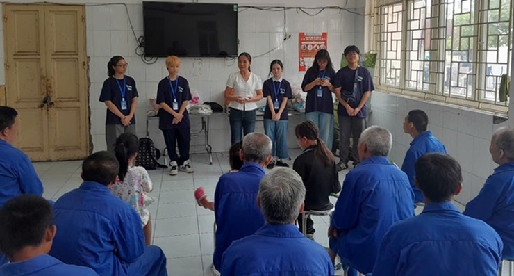 Nhóm học sinh trong Dự án Trang Hoa thăm, giao lưu và tặng quà đối tượng tại Trung tâm Công tác xã hội và Quỹ Bảo trợ trẻ em Hà Nội- Ảnh 2.