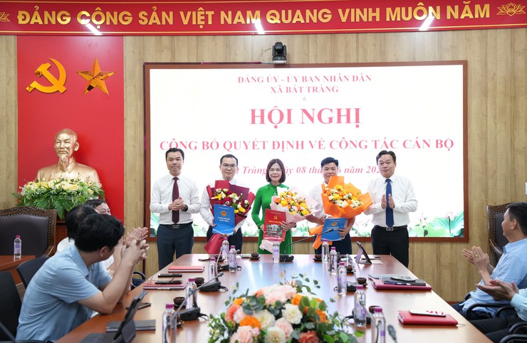 Đảng uỷ- UBND xã Bát Tràng công bố các quyết định về công tác cán bộ- Ảnh 1.