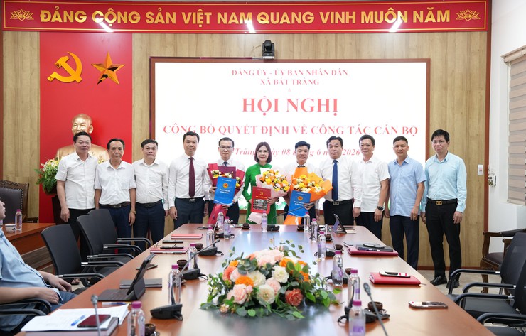Đảng uỷ- UBND xã Bát Tràng công bố các quyết định về công tác cán bộ- Ảnh 2.