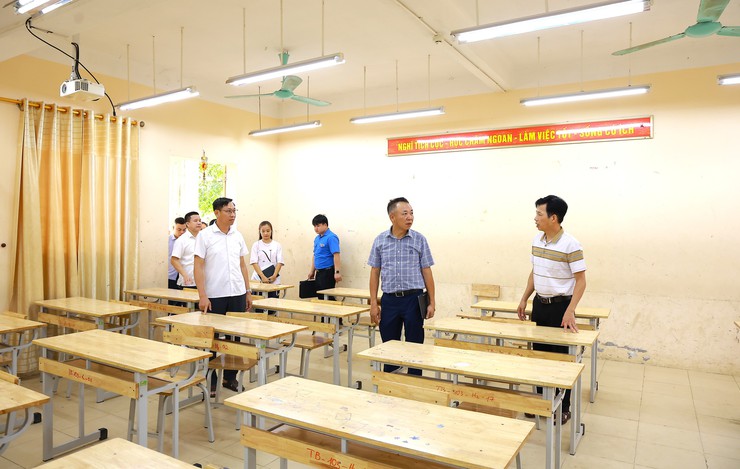 Xã Yên Xuân kiểm tra công tác chuẩn bị các điều kiện phục vụ Kỳ thi tốt nghiệp THPT năm 2026- Ảnh 1.