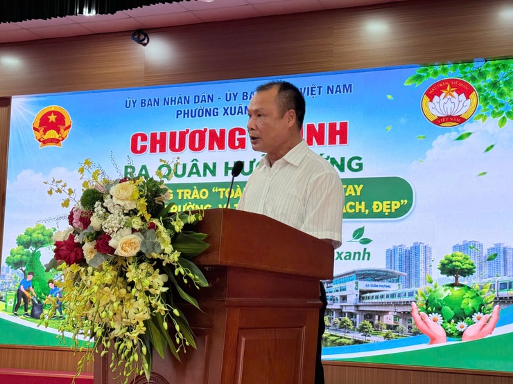 Phường Xuân Phương ra quân hưởng ứng phong trào "Toàn dân chung tay bảo vệ môi trường, vì Thủ đô xanh - sạch - đẹp"- Ảnh 2.