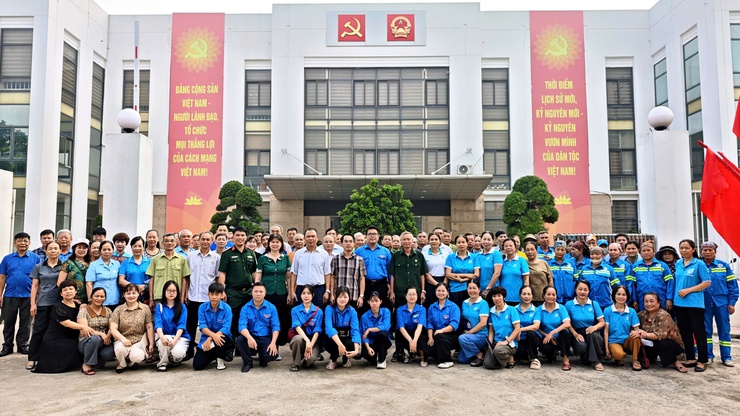 Phường Xuân Phương ra quân hưởng ứng phong trào "Toàn dân chung tay bảo vệ môi trường, vì Thủ đô xanh - sạch - đẹp"- Ảnh 1.