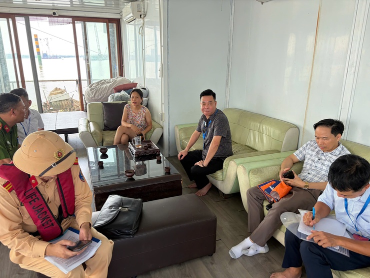 Phường Long Biên kiểm tra 02 cấu trúc nổi trên sông Hồng thuộc phường Long Biên- Ảnh 1.