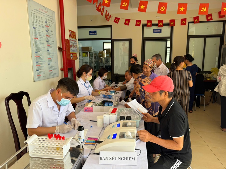 Lan tỏa niềm vui từ ngày đầu khám sức khỏe miễn phí cho người cao tuổi, người yếu thế và phụ nữ- Ảnh 2.