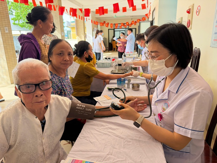 Lan tỏa niềm vui từ ngày đầu khám sức khỏe miễn phí cho người cao tuổi, người yếu thế và phụ nữ- Ảnh 8.