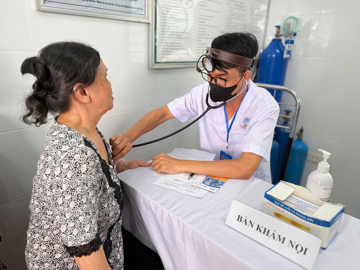 Lan tỏa niềm vui từ ngày đầu khám sức khỏe miễn phí cho người cao tuổi, người yếu thế và phụ nữ- Ảnh 6.