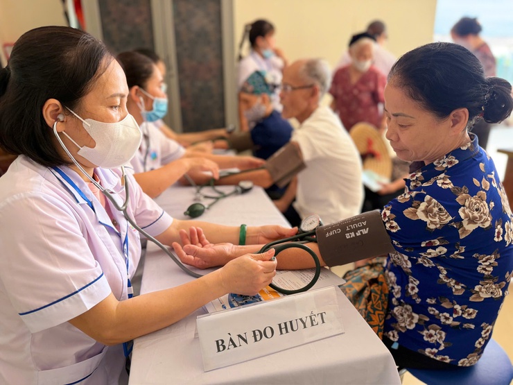 Lan tỏa niềm vui từ ngày đầu khám sức khỏe miễn phí cho người cao tuổi, người yếu thế và phụ nữ- Ảnh 3.
