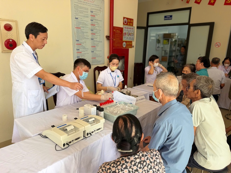 Lan tỏa niềm vui từ ngày đầu khám sức khỏe miễn phí cho người cao tuổi, người yếu thế và phụ nữ- Ảnh 4.