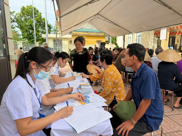 Lan tỏa niềm vui từ ngày đầu khám sức khỏe miễn phí cho người cao tuổi, người yếu thế và phụ nữ- Ảnh 1.