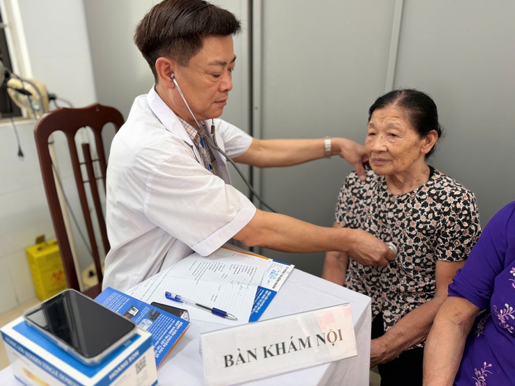 Lan tỏa niềm vui từ ngày đầu khám sức khỏe miễn phí cho người cao tuổi, người yếu thế và phụ nữ- Ảnh 5.