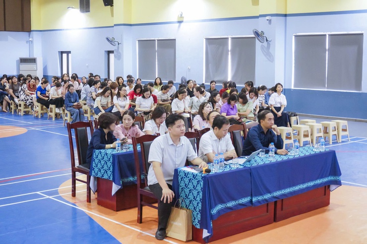 ĐIỂM CẦU UBND PHƯỜNG GIẢNG VÕ THAM DỰ HỘI NGHỊ HƯỚNG DẪN CÔNG TÁC COI THI KỲ THI TỐT NGHIỆP THPT NĂM 2026
- Ảnh 1.