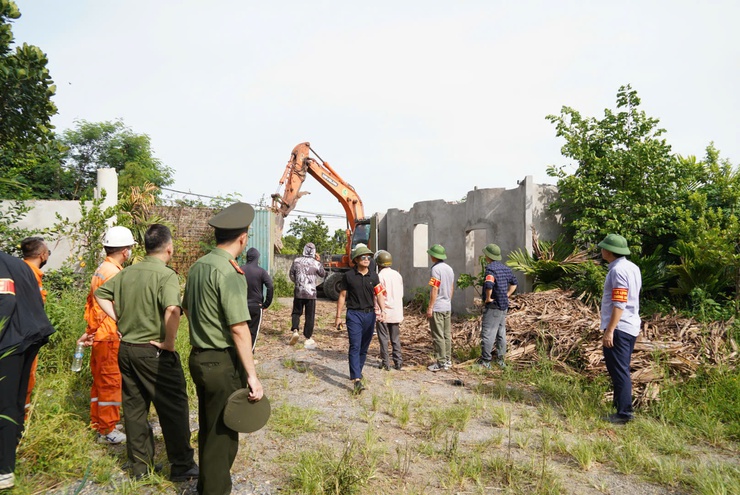 Phường Chương Mỹ tổ chức cưỡng chế buộc thực hiện biện pháp khắc phục hậu quả đối với các trường hợp vi phạm hành chính trong lĩnh vực đất đai, thủy lợi- Ảnh 18.
