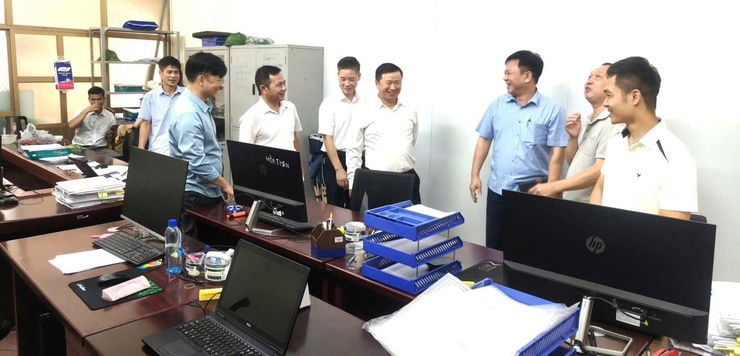 THƯỜNG TRỰC ĐẢNG ỦY XÃ DÂN HÒA THĂM, ĐỘNG VIÊN CÁN BỘ THỰC HIỆN NHIỆM VỤ GIẢI PHÓNG MẶT BẰNG VÀ GIẢI NGÂN VỐN ĐẦU TƯ CÔNG- Ảnh 2.