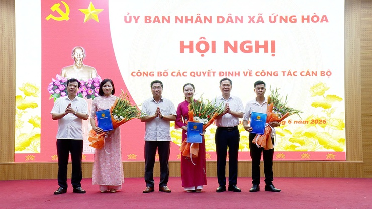 ỨNG HÒA CÔNG BỐ QUYẾT ĐỊNH BỔ NHIỆM LÃNH ĐẠO PHÒNG VĂN HÓA - XÃ HỘI VÀ TRUNG TÂM DỊCH VỤ TỔNG HỢP.- Ảnh 1.